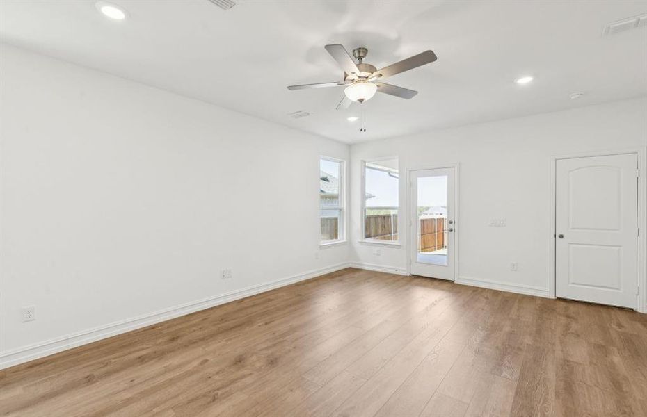 Gathering room with direct access to the backyard