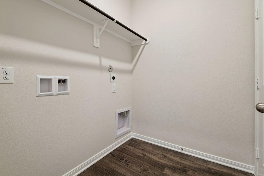 Spacious, unfurnished interior of a new home in Sweetwater Ridge, Conroe (Image 7).