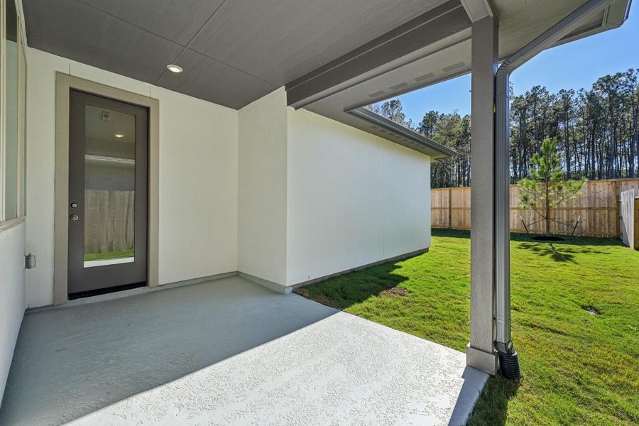 Exterior details and patio area of a home in Evergreen 40', Conroe (Image 28).