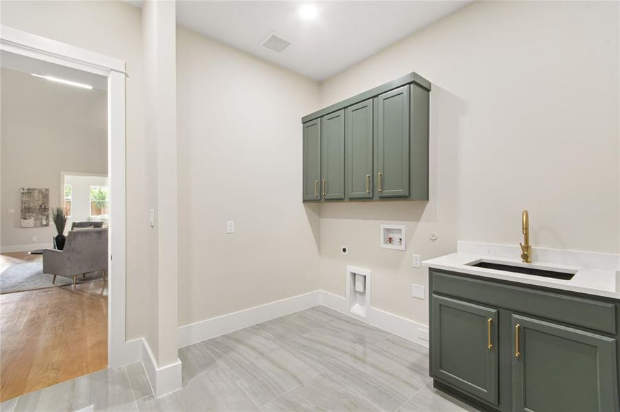 Furnished interior view inside a new home in , Dallas (Image 12).