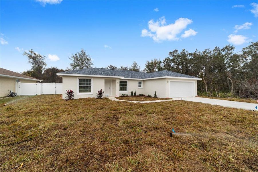 Exterior details and patio area of a home in , Ocala (Image 18).