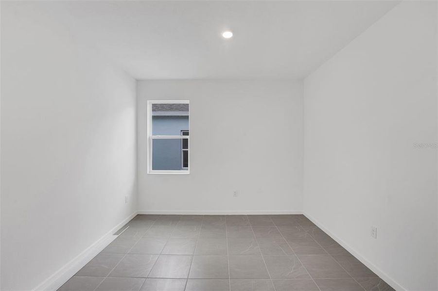 Spacious, unfurnished interior of a new home in Cypress Park Estates, Haines City (Image 11).