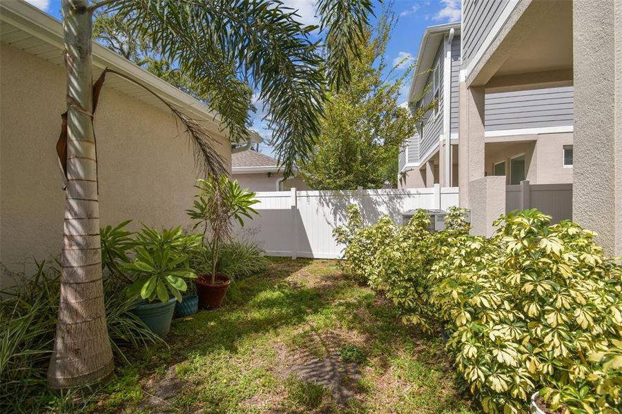 Exterior details and patio area of a home in , Tampa (Image 2).