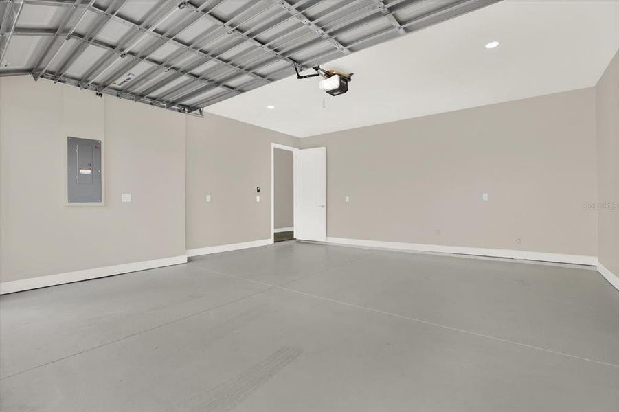 Spacious, unfurnished interior of a new home in , Tampa (Image 37).