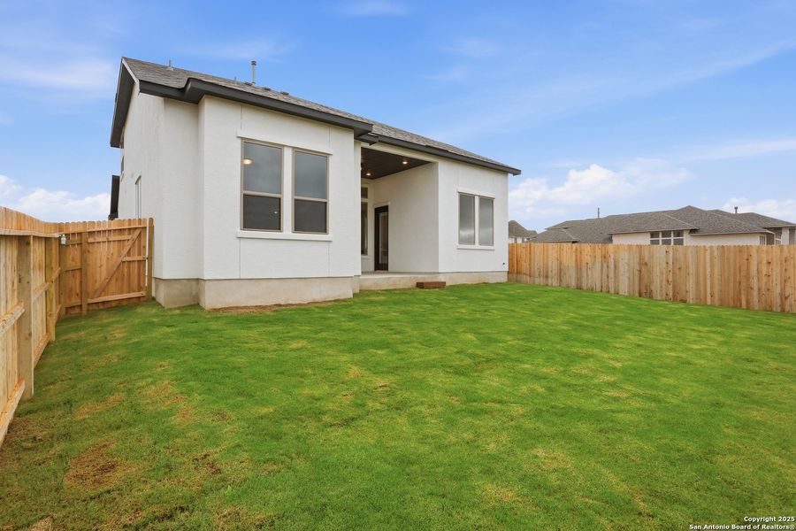 Exterior details and patio area of a home in Haby Hill 50s, San Antonio (Image 23).