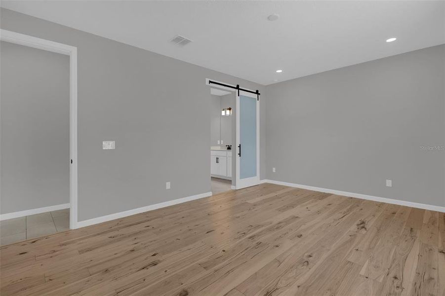 Spacious, unfurnished interior of a new home in Seasons at Lakeside Forest, Tavares (Image 44).
