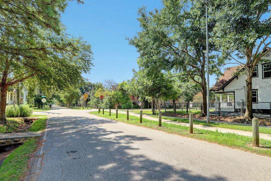 Heights Boulevard trails and surrounding tree-lined streets create one of the Heights’ most recognizable outdoor corridors for walking, running, and biking. The property’s location places daily access to neighborhood green space and connectivity just moments from the front door.