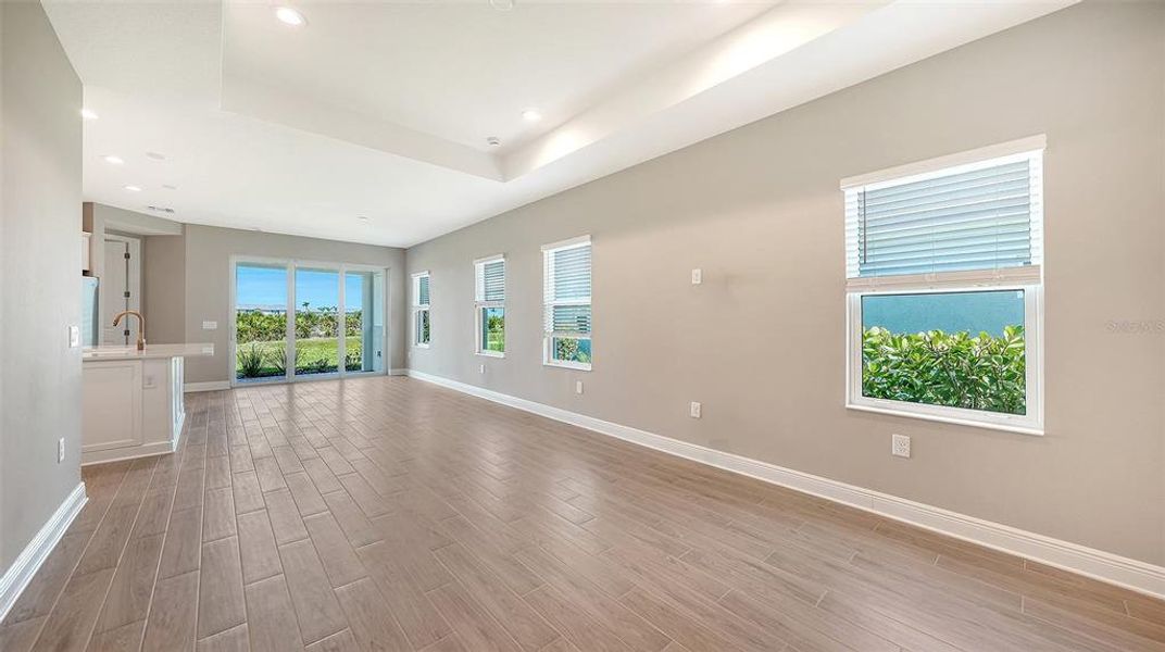Spacious, unfurnished interior of a new home in Palmera, Venice (Image 17). Spacious, unfurnished interior of a new home in Palmera, Venice (Image 17).