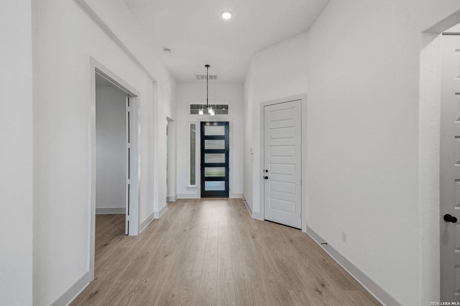 Spacious, unfurnished interior of a new home in Stillwater Ranch, San Antonio (Image 31).