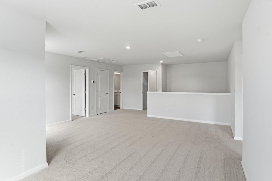 Spacious, unfurnished interior of a new home in Sanctuary Cove at Cane Bay, Summerville (Image 41).
