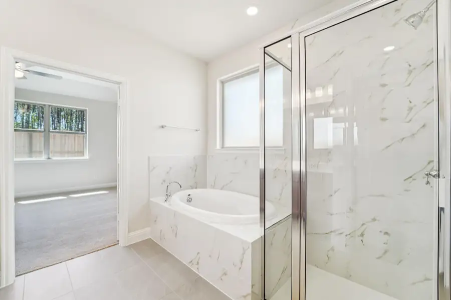 Furnished interior view inside a new home in Evergreen 40', Conroe (Image 9).