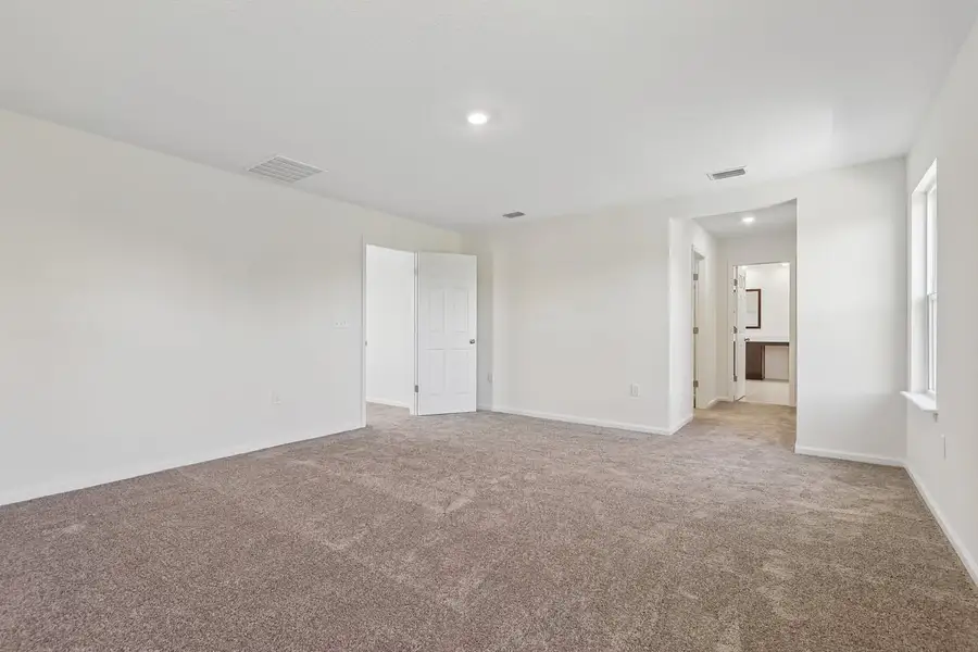 Spacious, unfurnished interior of a new home in Hawkes Meadow, Jacksonville (Image 20).