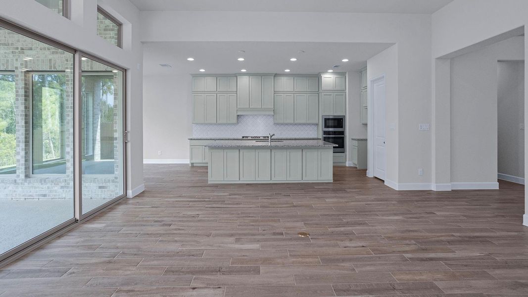 Spacious, unfurnished interior of a new home in Evergreen 70', Conroe (Image 9).