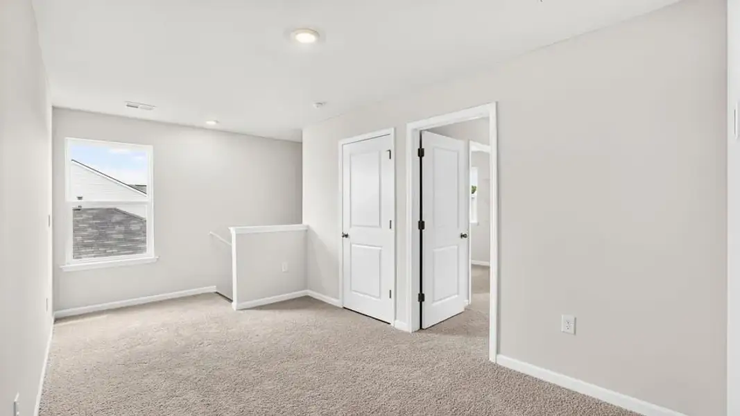 Spacious, unfurnished interior of a new home in Trailside Run, Spartanburg (Image 28).