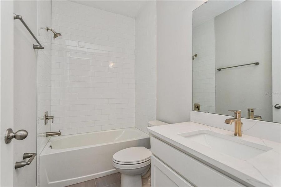 Furnished interior view inside a new home in , Orlando (Image 10).