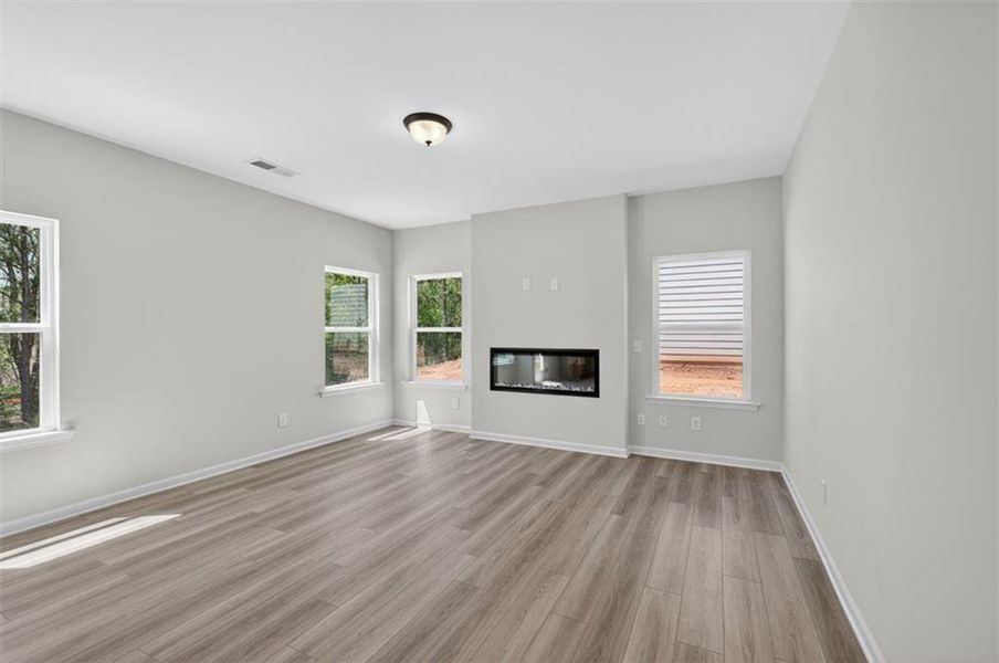 Spacious, unfurnished interior of a new home in Evergreen at Lakeside, Temple (Image 18).