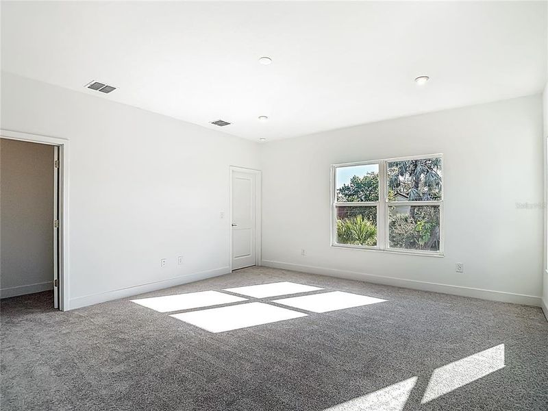 Spacious, unfurnished interior of a new home in , Tampa (Image 22).