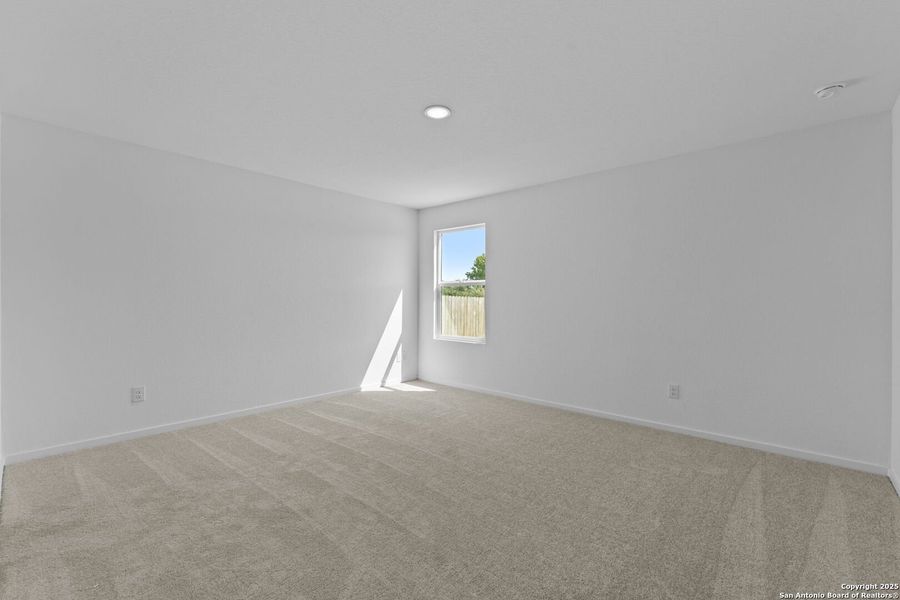 Spacious, unfurnished interior of a new home in Lodi Grove, Floresville (Image 11).