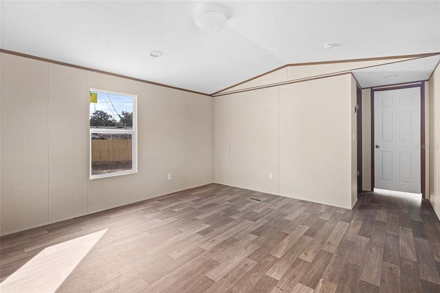 Spacious, unfurnished interior of a new home in , Ocala (Image 9).