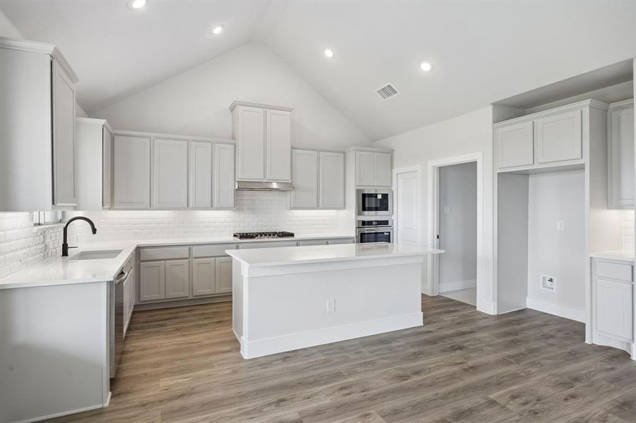 Furnished interior view inside a new home in Ellis Ranch Estates, Waxahachie (Image 7).