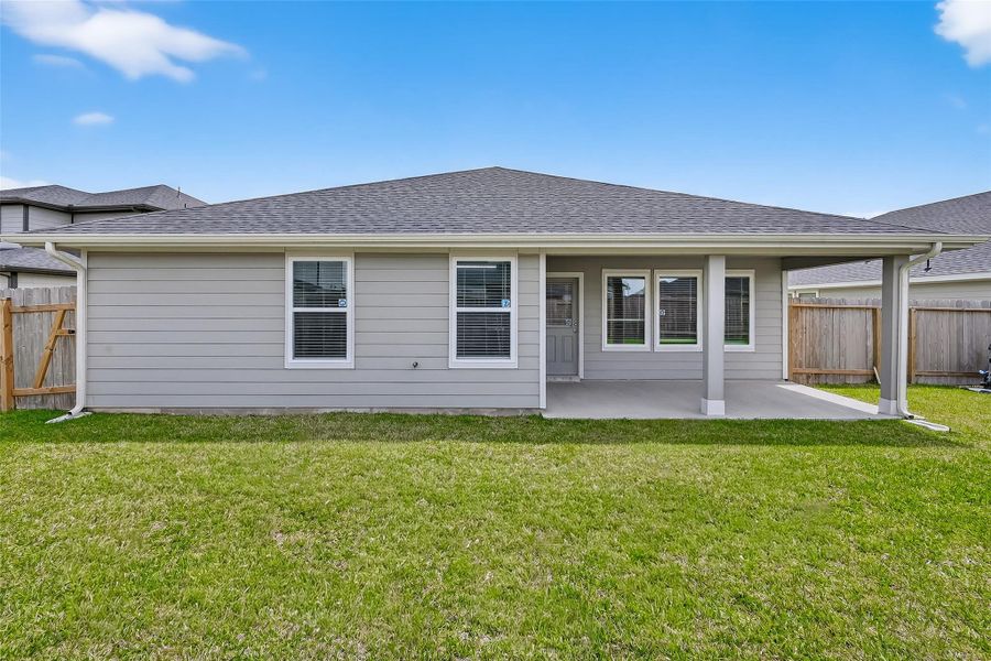 Exterior details and patio area of a home in Evergreen, Rosenberg (Image 25).