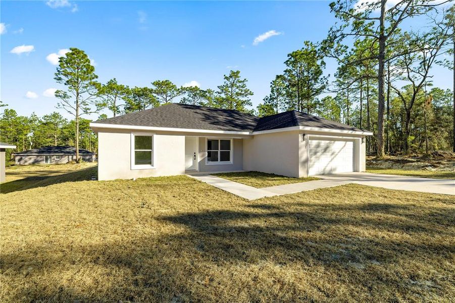 Exterior details and patio area of a home in , Dunnellon (Image 4).