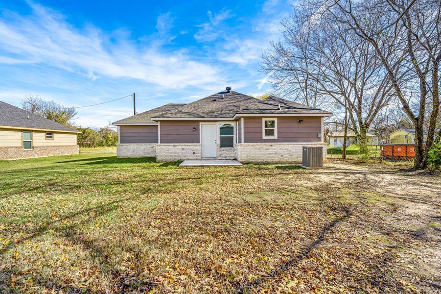 Exterior details and patio area of a home in , West Tawakoni (Image 16).