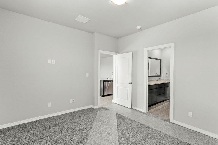 Spacious, unfurnished interior of a new home in Desert Breeze, Horizon City (Image 6).