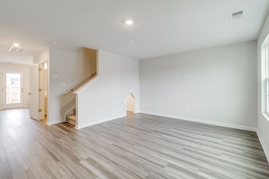 Spacious, unfurnished interior of a new home in Astoria, Columbia (Image 13).