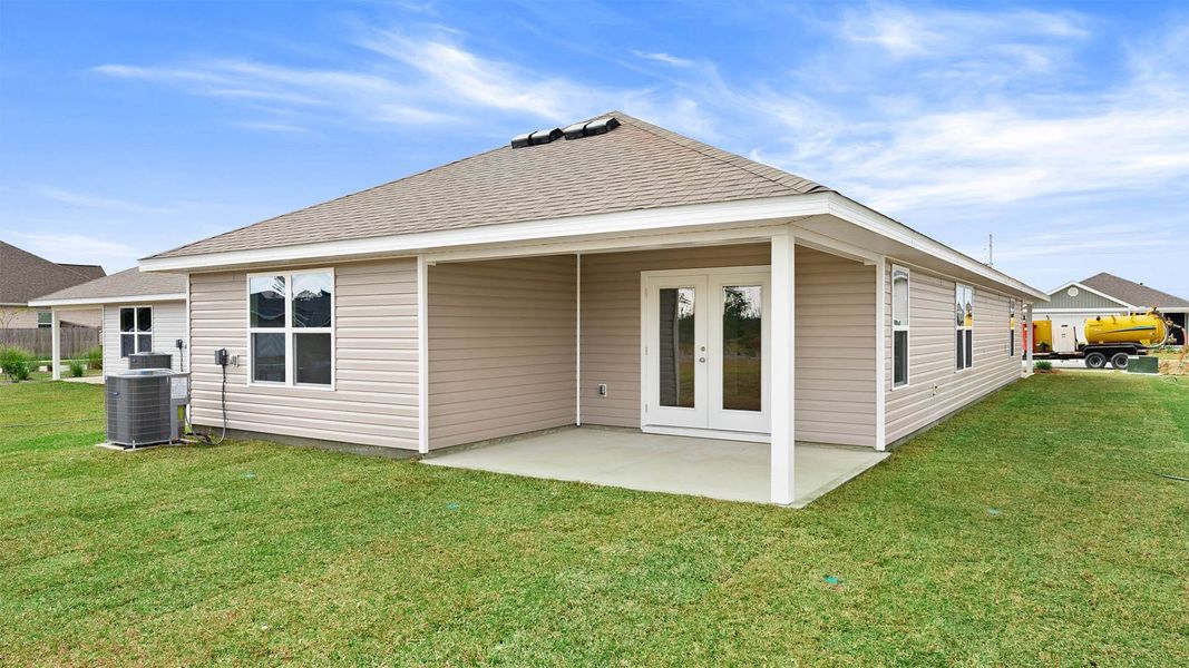 Exterior details and patio area of a home in Titus Park, Panama City (Image 4).