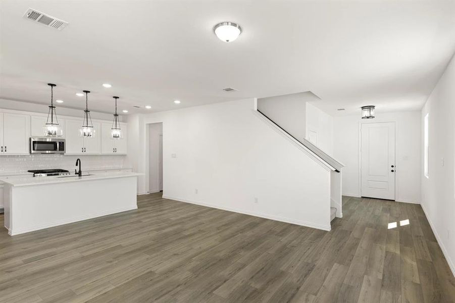 Spacious, unfurnished interior of a new home in Devonshire 40s, Forney (Image 20).