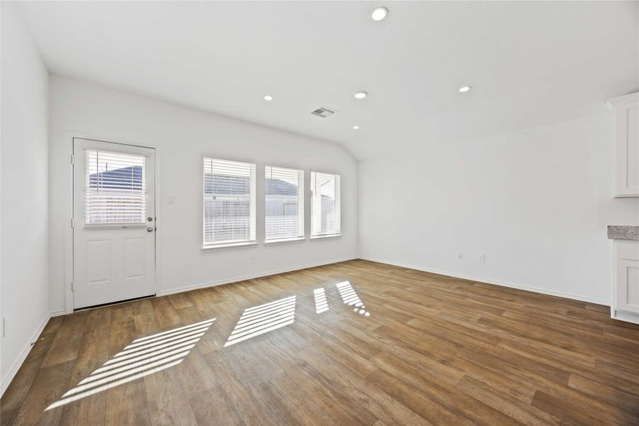Spacious, unfurnished interior of a new home in Tamarron, Fulshear (Image 29).