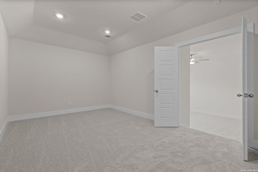 Spacious, unfurnished interior of a new home in Nopal Valley, San Antonio (Image 24).