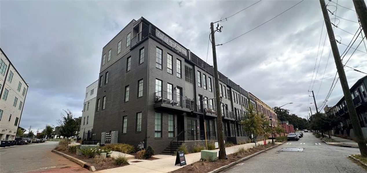 Condo located in Atlanta, GA showcasing its design and architecture (Image 3).
