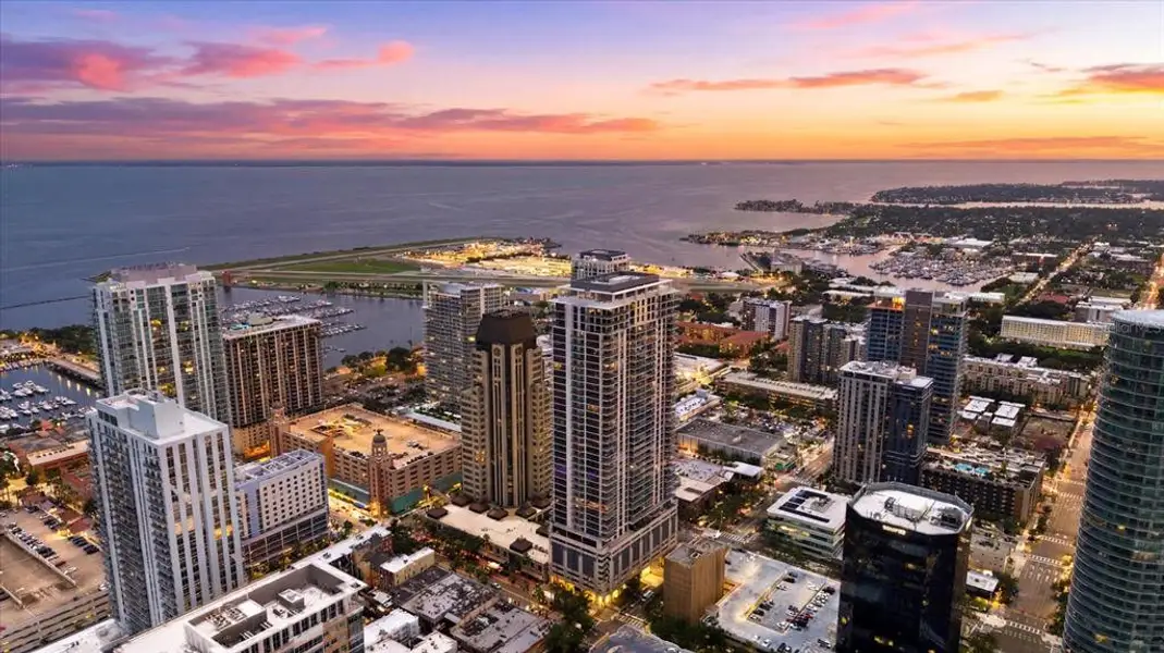 Condo located in St. Petersburg, FL showcasing its design and architecture (Image 29).