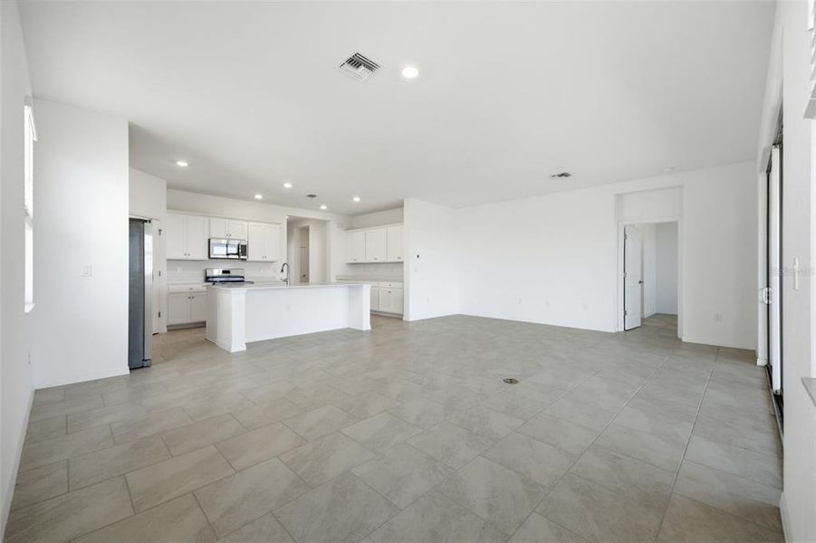 Spacious, unfurnished interior of a new home in Rye Ranch, Parrish (Image 14).