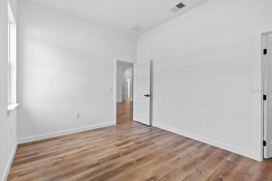 Spacious, unfurnished interior of a new home in , Citrus Springs (Image 13).