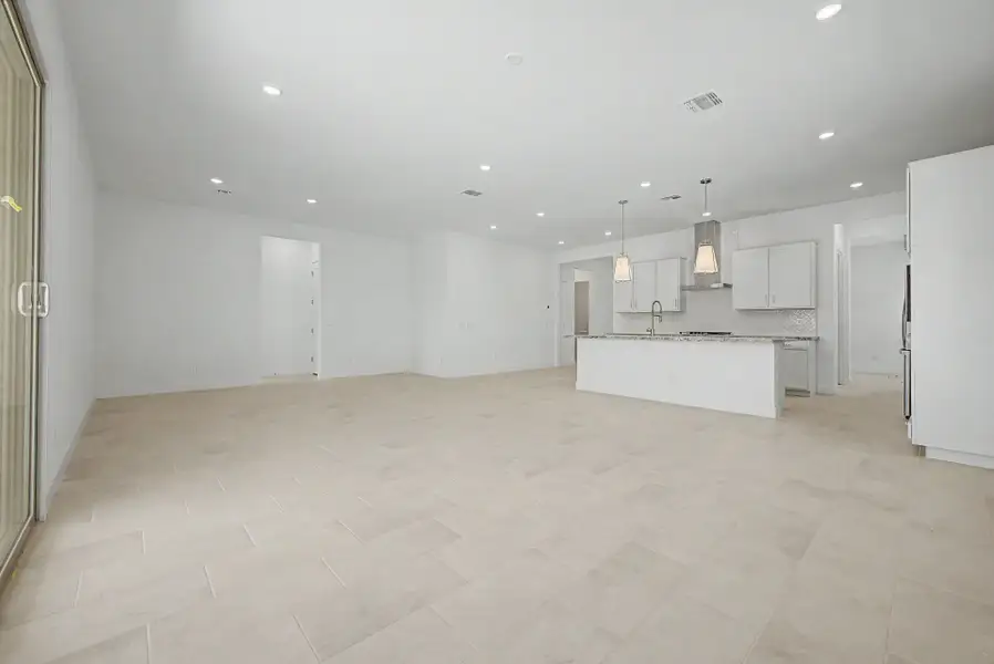 Spacious, unfurnished interior of a new home in Frontera, Surprise (Image 7).