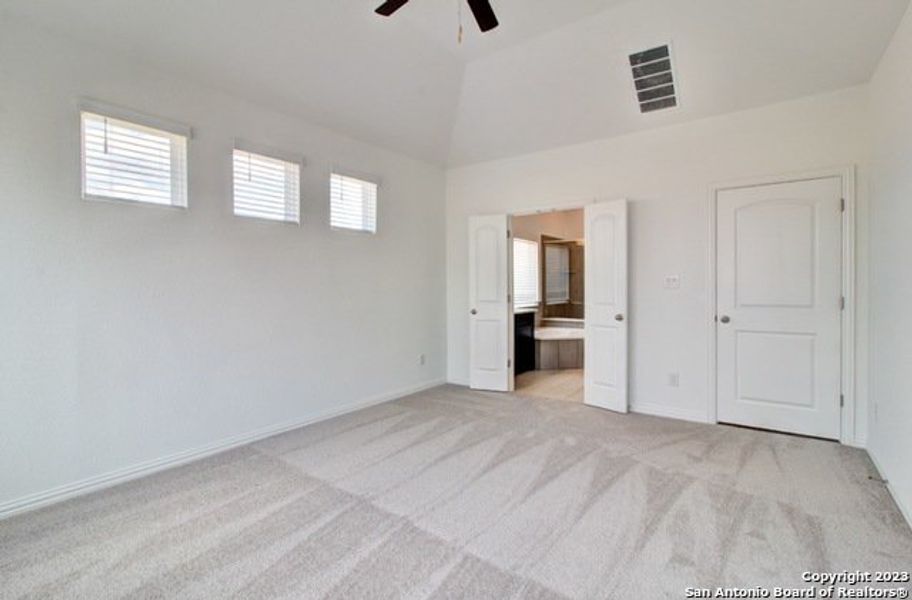 Spacious, unfurnished interior of a new home in Veramendi, New Braunfels (Image 22).