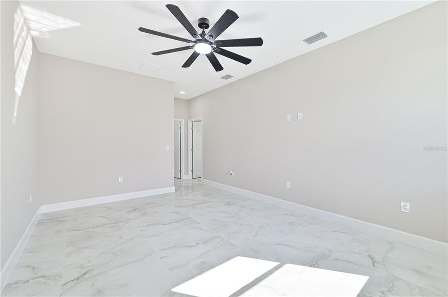 Spacious, unfurnished interior of a new home in , Cape Coral (Image 27).