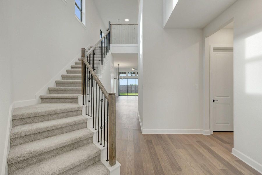 Spacious, unfurnished interior of a new home in Sienna - Grove Collection, Missouri City (Image 18).