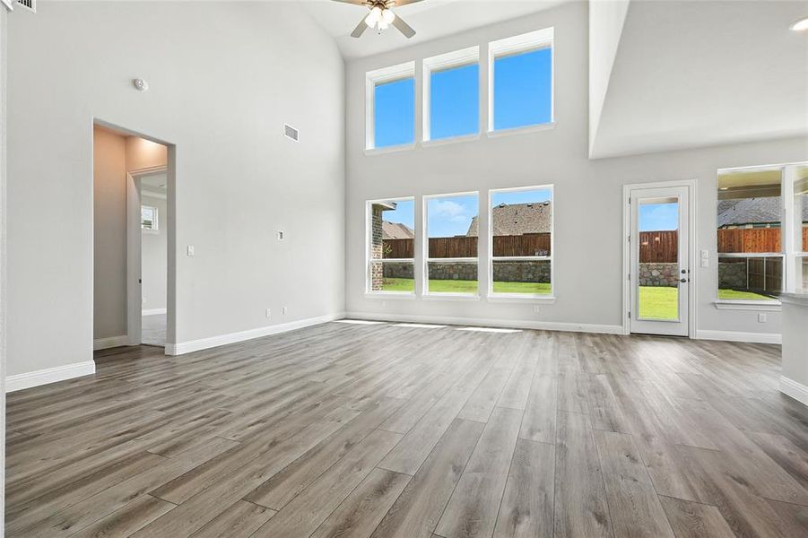 Spacious, unfurnished interior of a new home in Ridge Crossing, Waxahachie (Image 15).