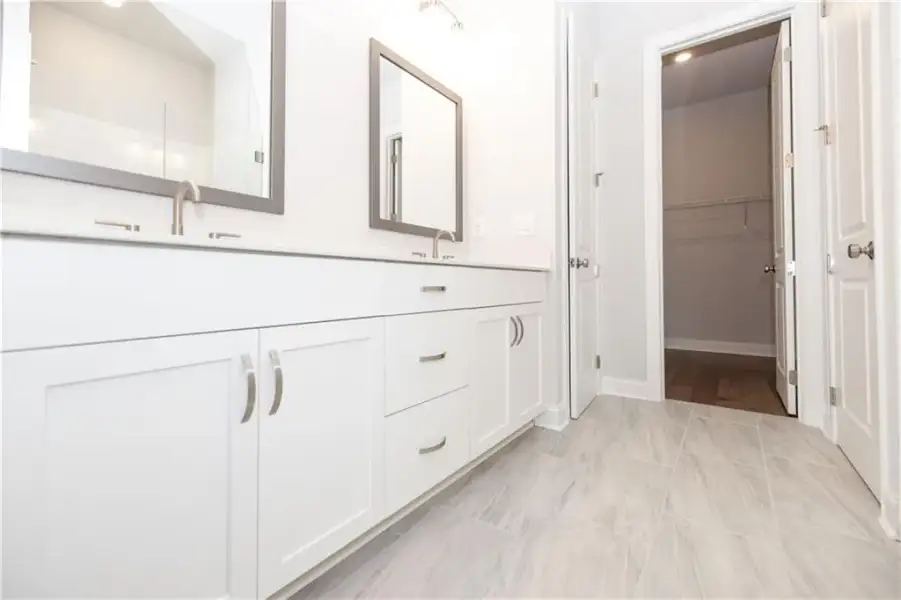 Furnished interior view inside a new home in Aberdeen, Hoschton (Image 46).