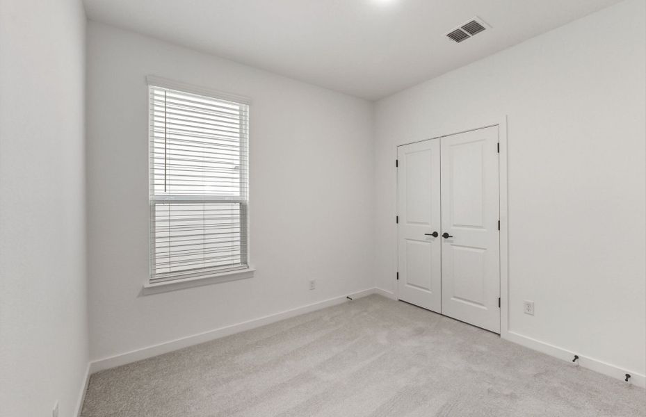Spacious, unfurnished interior of a new home in Sunfield, Buda (Image 33).