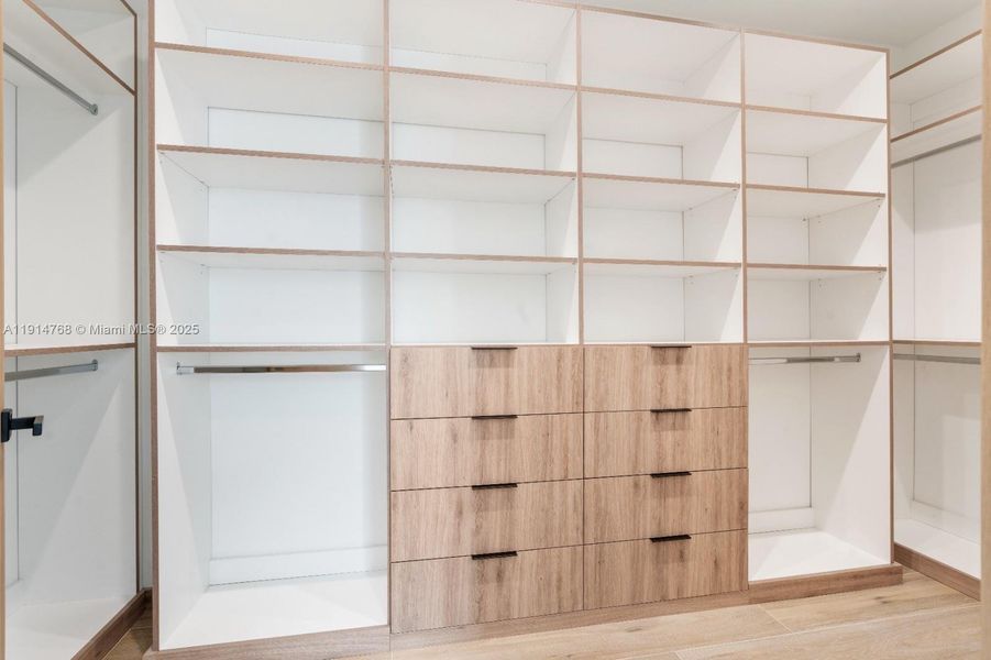 Spacious, unfurnished interior of a new home in , Fort Lauderdale (Image 18).