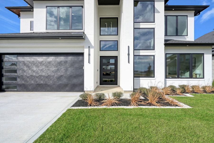 Exterior details and patio area of a home in , Willis (Image 25).
