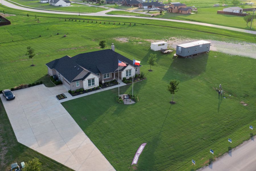 Exterior details and patio area of a home in Oak Valley, Terrell (Image 33).