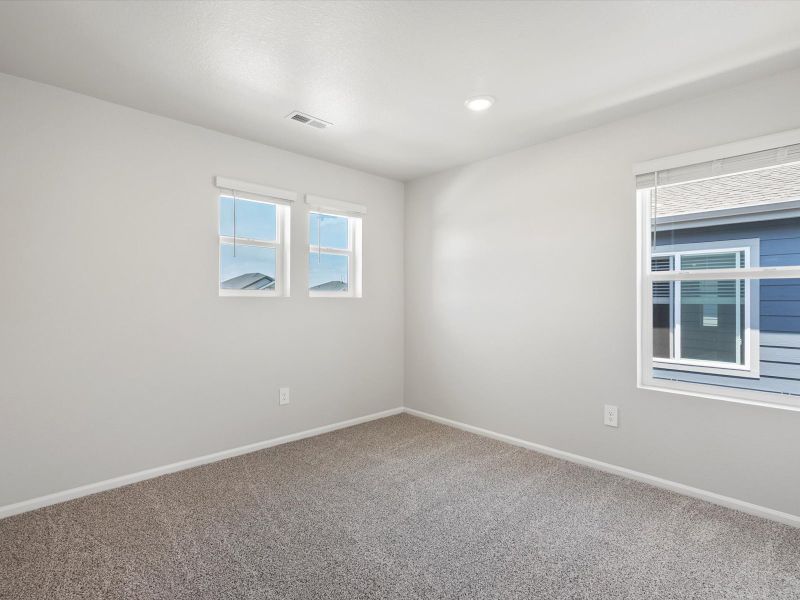 Spacious, unfurnished interior of a new home in Lake Bluff, Greeley (Image 12).
