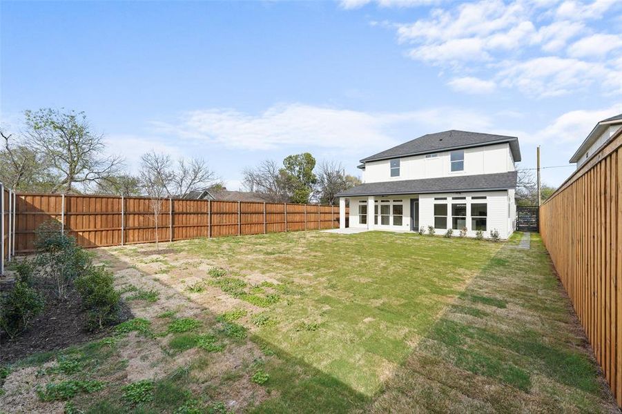Exterior details and patio area of a home in , Dallas (Image 4).