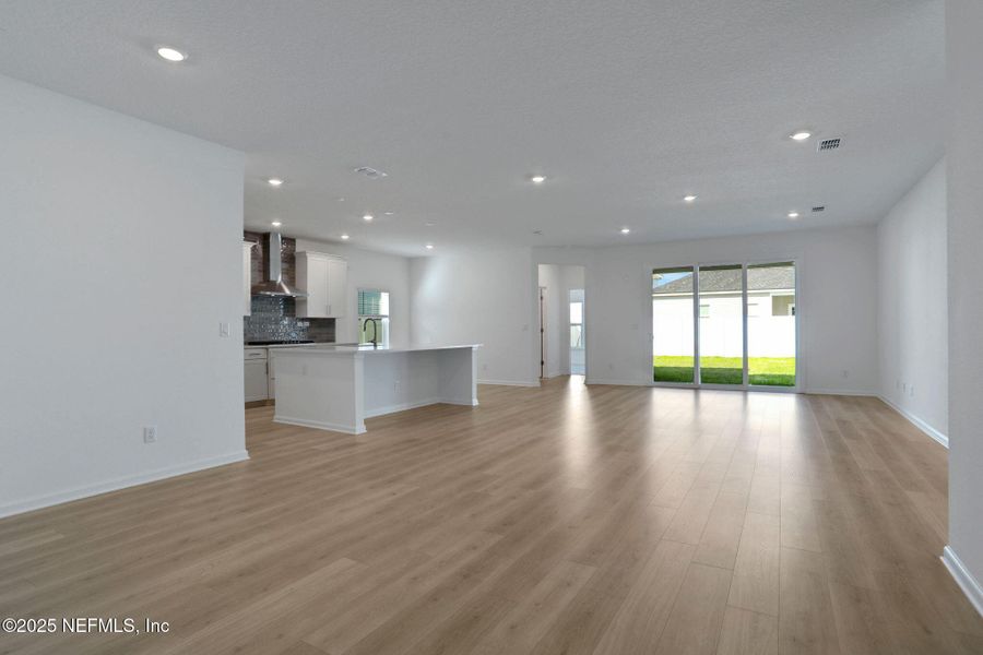 Spacious, unfurnished interior of a new home in Jennings Farm, Middleburg (Image 39).